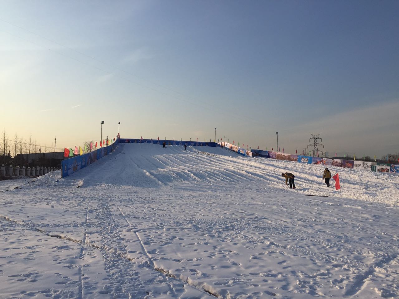 北京朝陽(yáng)店冰雪樂(lè)園成功開(kāi)幕，河北迪特加油助威