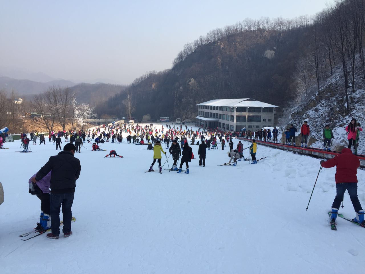河南平頂山大峽谷滑雪場(chǎng)游樂場(chǎng)成功開幕，河北迪特加油助威